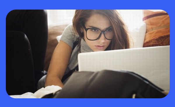 специалист подготавливает ответы к экзаменационным вопросам